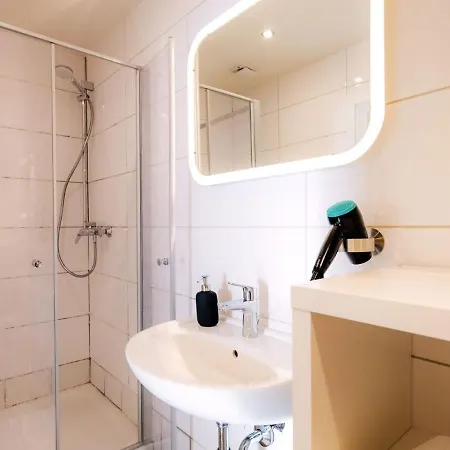 Janu-homes - 5 - 2 - 12 Betten - Boardinghouse Roemerstrasse شقة Runkel